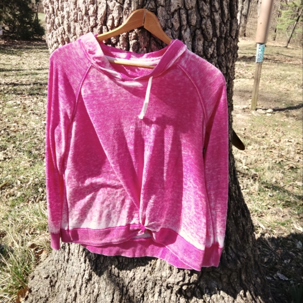 ⬇️ Price Drop!⬇️ June and Delancey Front  Gathered Hoodie in size M